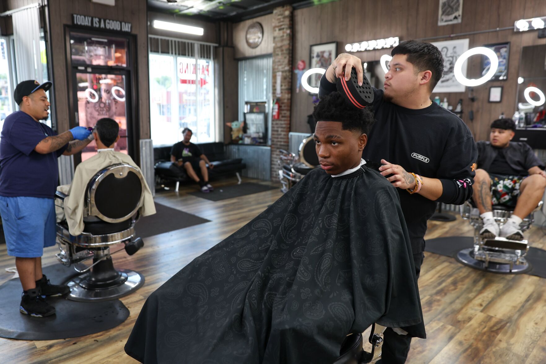 080924-owh-new-haircuts-lr-01.JPGOMA0043183506